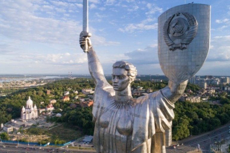 В «Дії» завершился опрос по поводу герба Украины на монументе «Родина-мать»