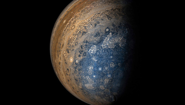 NASA показало поразительные снимки гигантских ураганов на Юпитере