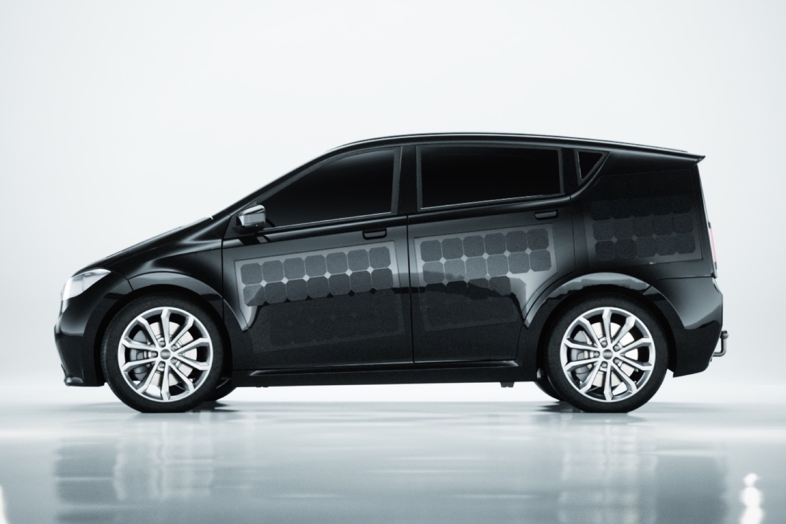 Как выглядит и сколько стоит первое в мире авто на солнечных батареях