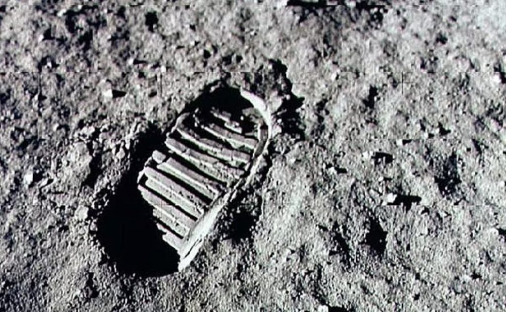 NASA показало, как сейчас выглядит место высадки первых людей на Луне (видео)