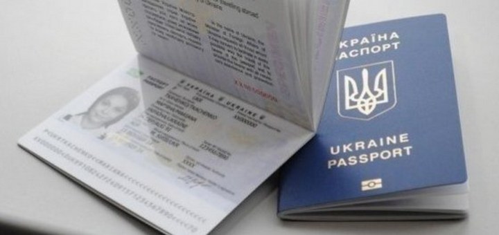 Українці, які перебувають за кордоном, зможуть оформлювати ID-картки та закордонні паспорти