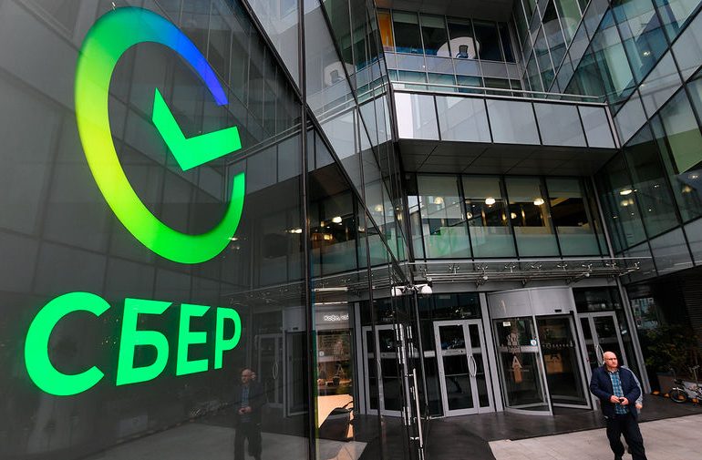 Онлайн-сервисы российского Сбербанка перестали работать сразу после введения очередных санкций ЕС