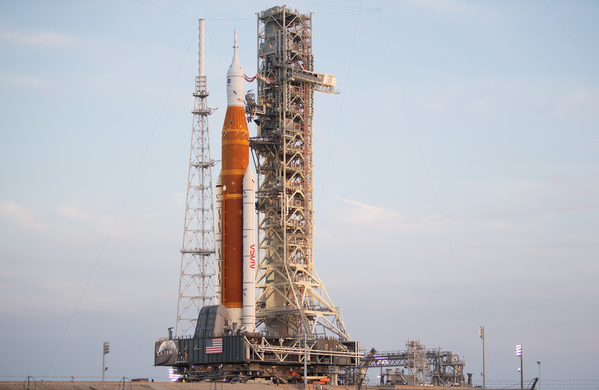 NASA вывела на стартовую площадку ракету Space Launch System, которая полетит к Луне (фото)