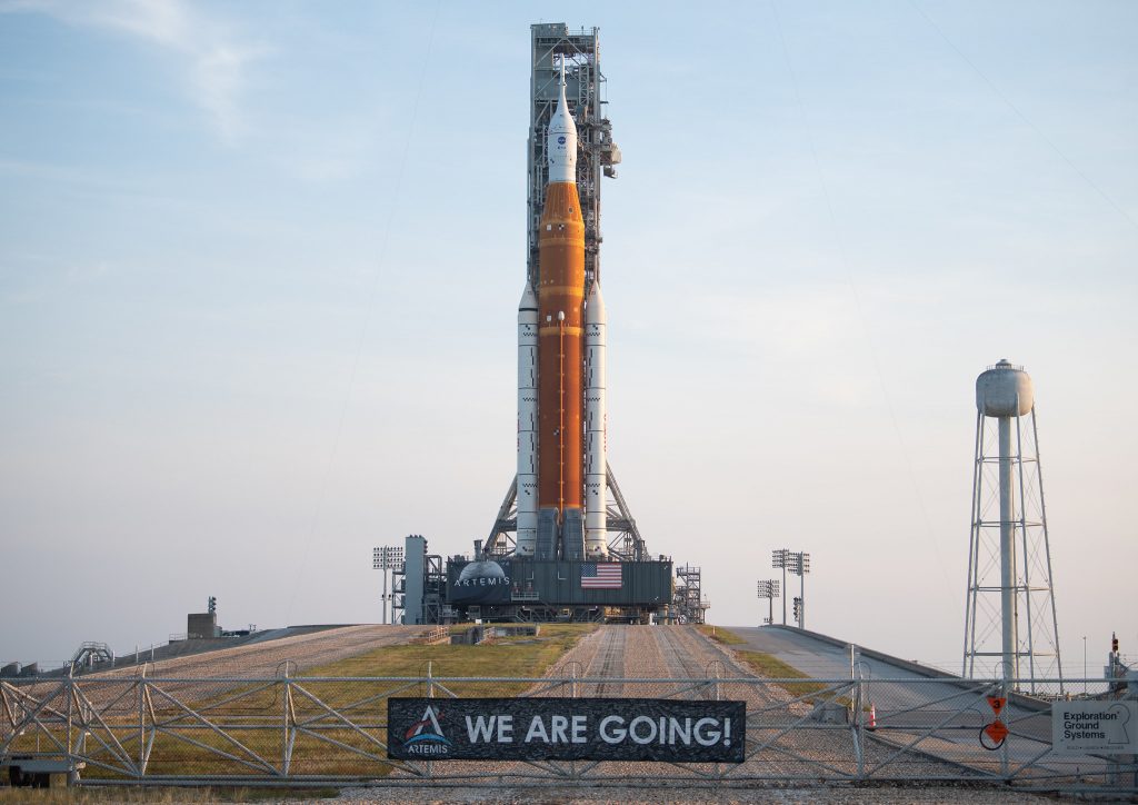 NASA вывела на стартовую площадку ракету Space Launch System, которая полетит к Луне (фото)