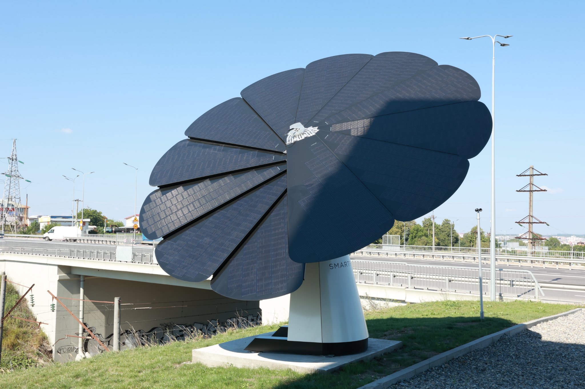 В Україні з'явилась перша сонячна енергосистема з модулями-пелюстками. Фото