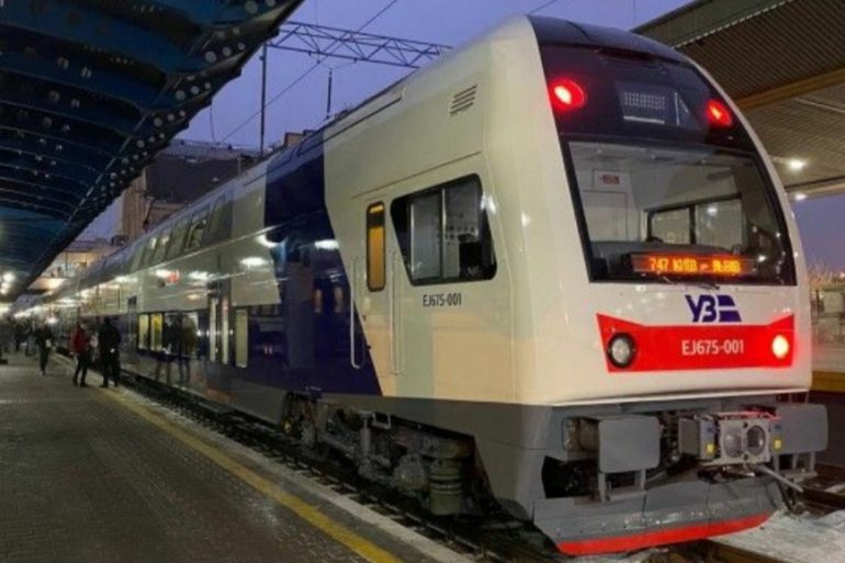 "Укрзализныця" вернула в эксплуатацию второй двухэтажный поезд Skoda Elephant