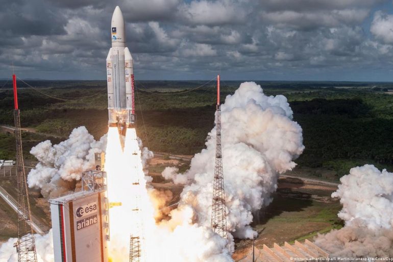Французская ракета-носитель Ariane 5 вывела на орбиту спутник оператора связи Eutelsat