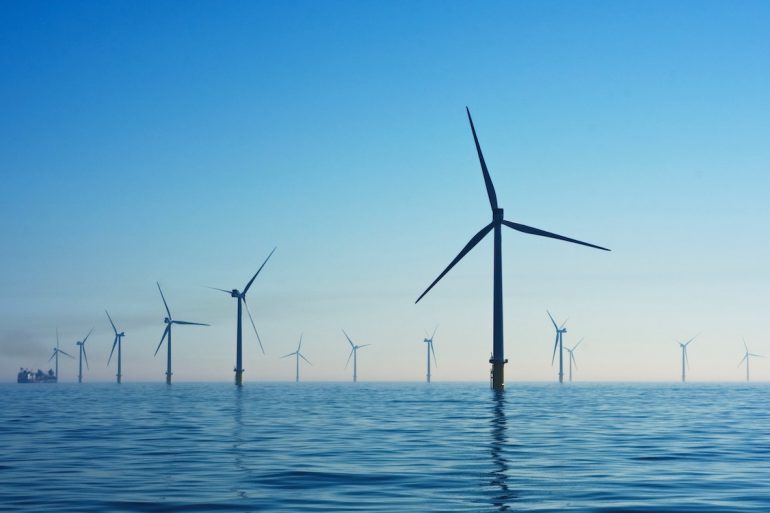 Эммануэль Макрон открыл первую во Франции морскую ветровую электростанцию
