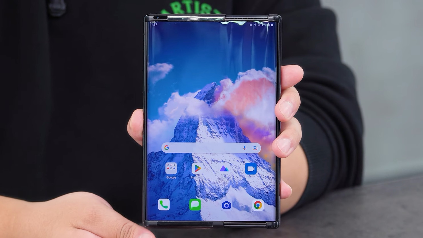 Відеоблогер вперше показав скасований смартфон LG з екраном, що розтягується