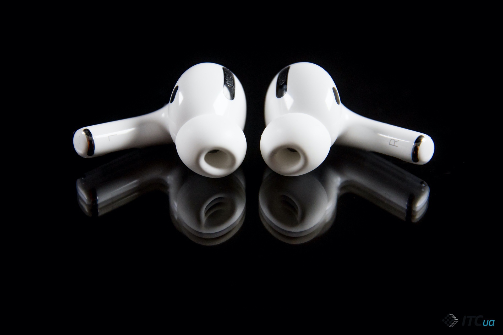 Apple зняла з продажу навушники AirPods Pro замість їх розпродажу