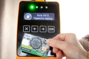 Виталий Кличко пообещал добавить оплату проезда банковскими карточками во все виды столичного транспорта