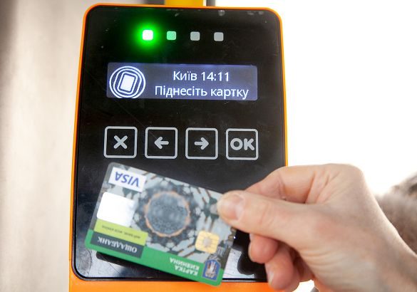 Віталій Кличко пообіцяв додати оплату проїзду банківськими картками у всі види столичного транспорту