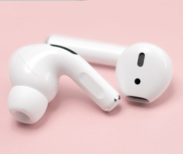 iOS 16 зможе визначати підроблені навушники AirPods