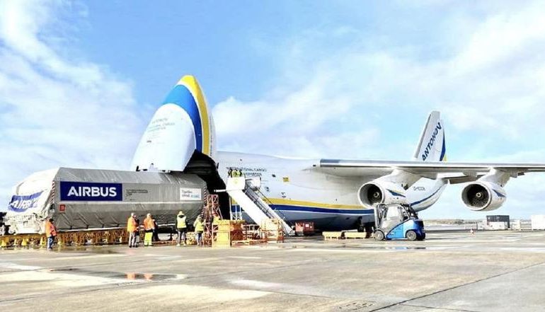 Самолет АН-124 «Руслан» доставил 50-тонный спутник Airbus на базу NASA