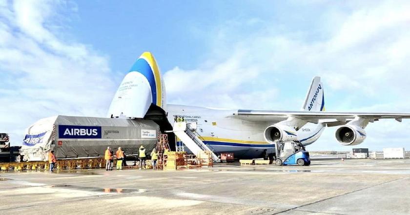 Літак АН-124 "Руслан" доставив 50-тонний супутник Airbus на базу NASA