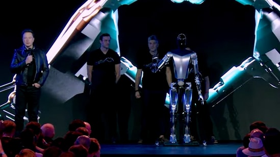Илон Маск представил прототип робота-гуманоида Optimus