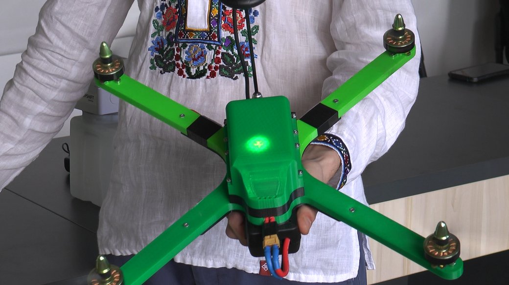 Трое школьников из Ивано-Франковска изобрели дрон для разминирования