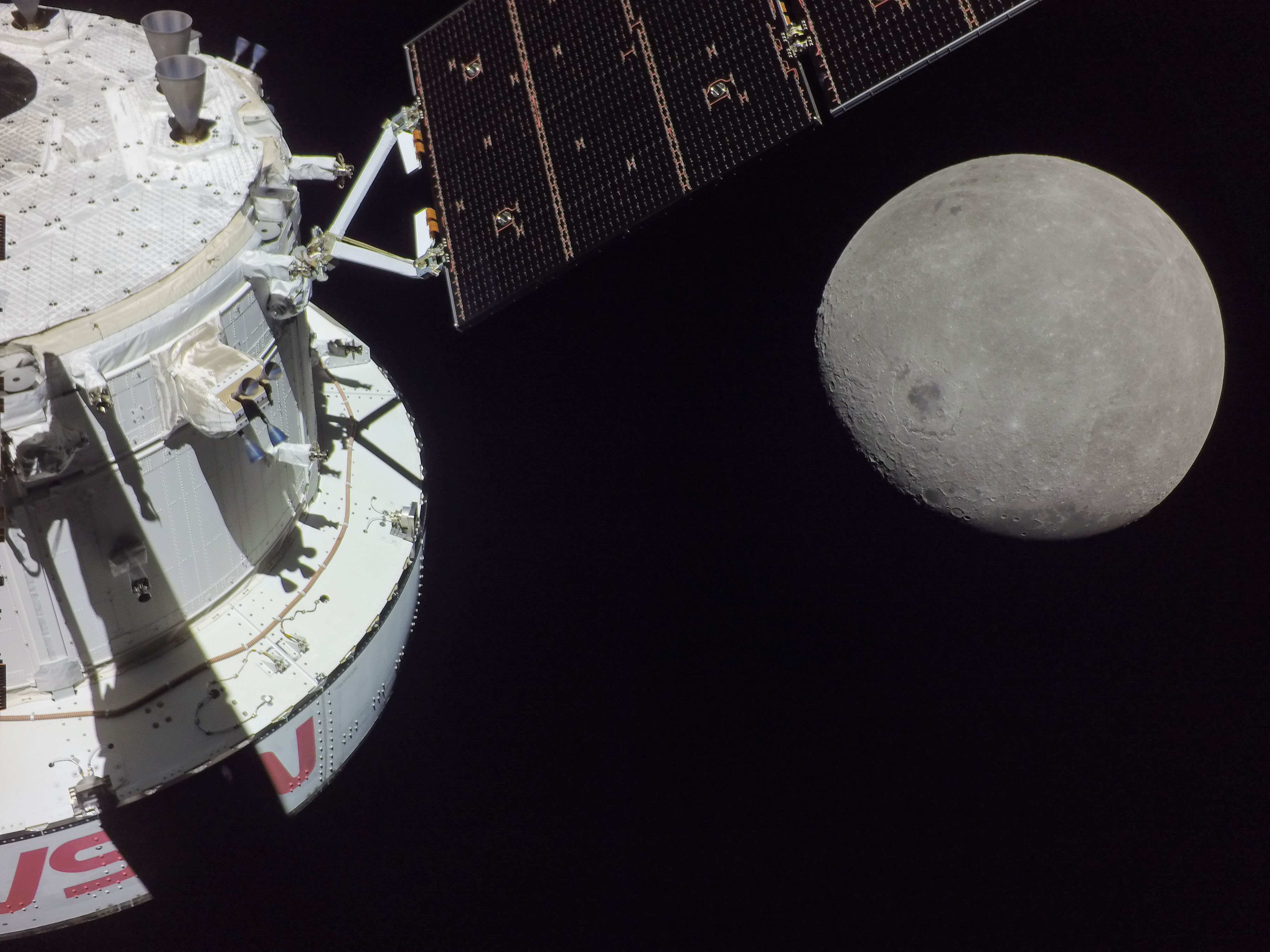 NASA показала первое фото Луны, снятое аппаратом Orion
