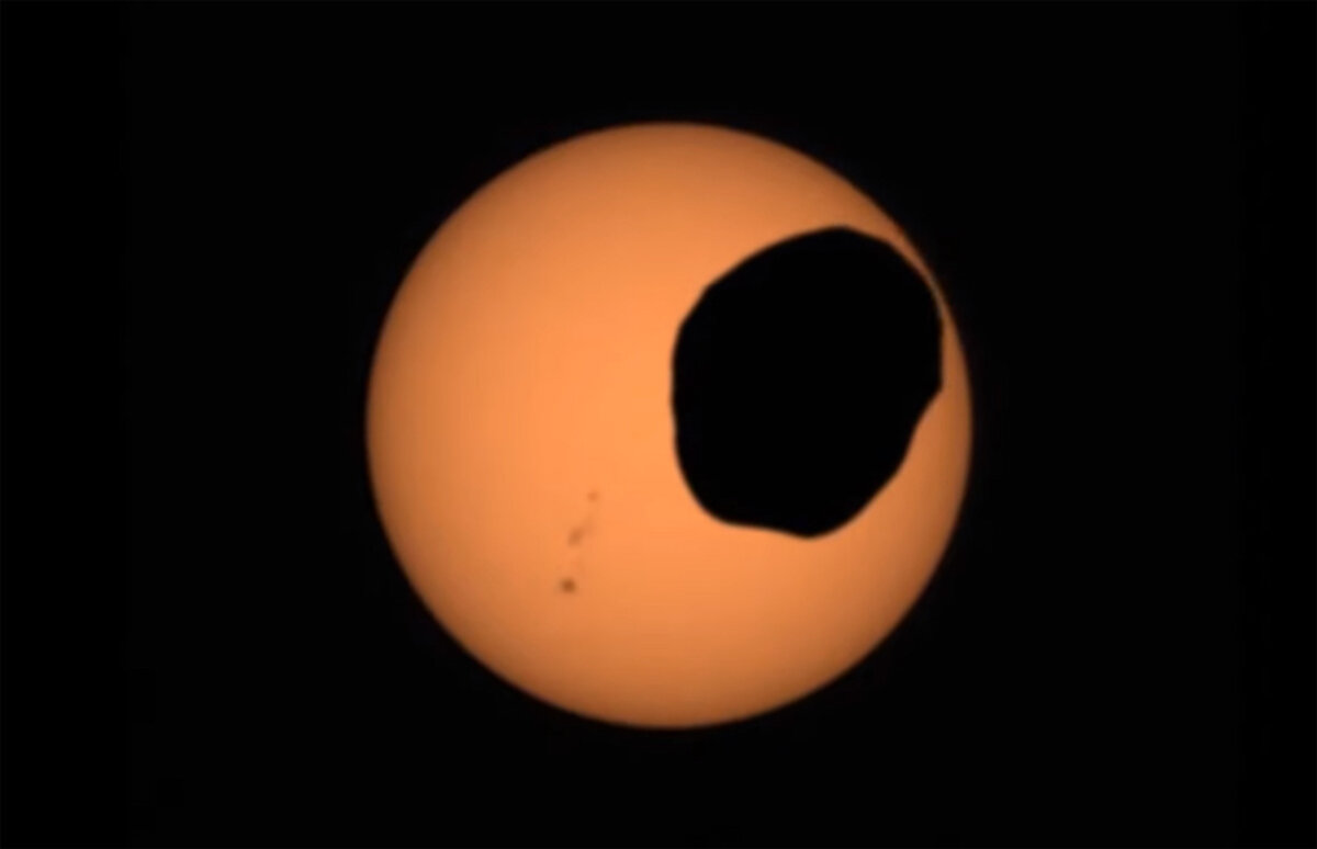 Perseverance сделал уникальное фото затмения Солнца спутником Марса Фобосом