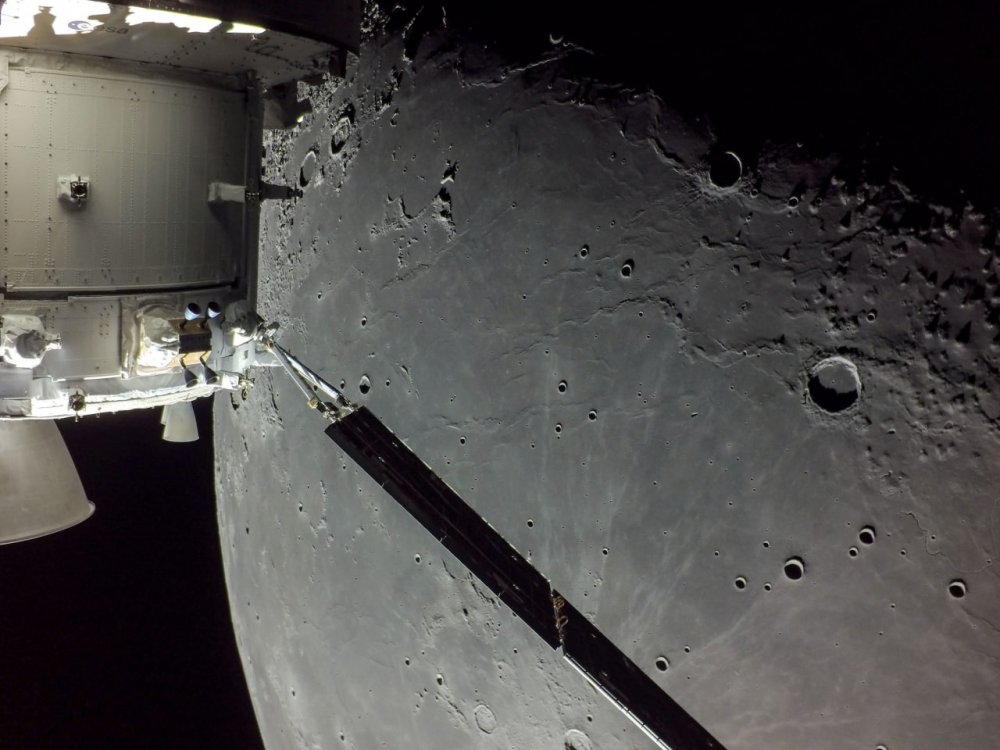 NASA показали завораживающие фото Луны, снятые космическим кораблем Orion