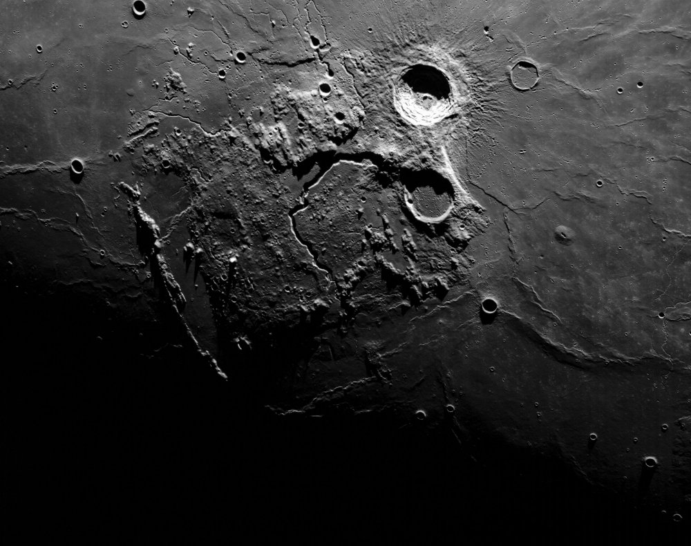 NASA показали чарівні фото Місяця, зняті космічним кораблем Orion