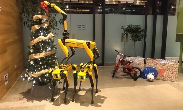 Boston Dynamics показала як її роботи готуються до Різдва (відео)