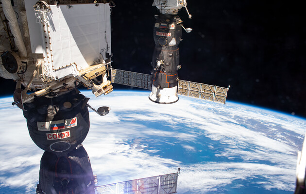 На російському космічному кораблі, пристикованому до МКС, стався великий витік охолоджувальної рідини