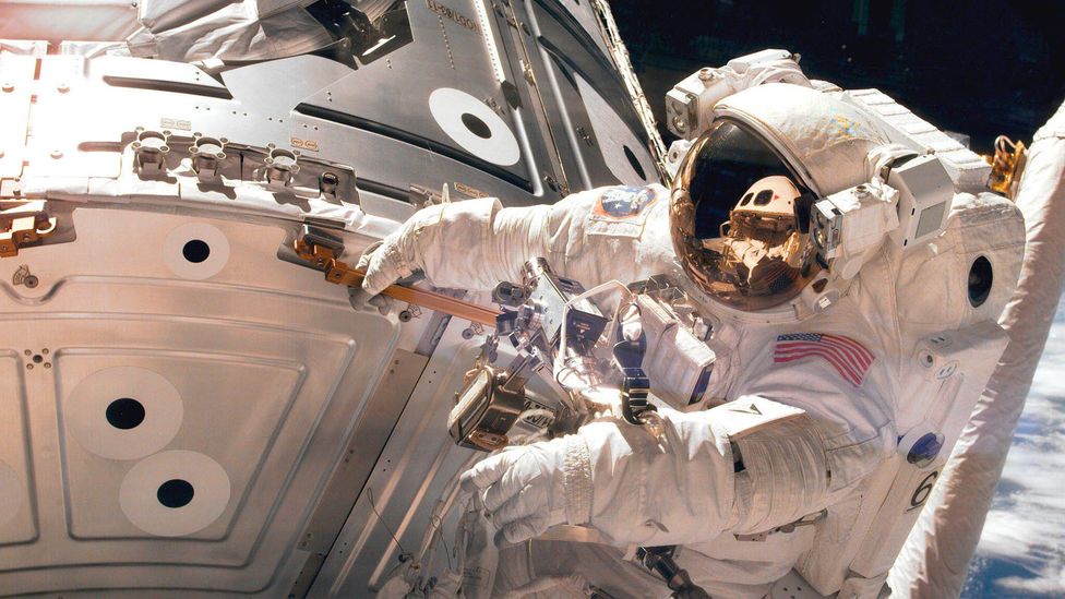 Американські астронавти провели понад 7 годин у відкритому космосі, ремонтуючи МКС