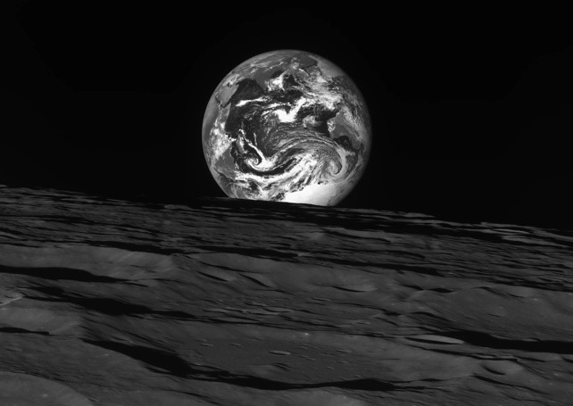 Корейський космічний апарат зняв захоплююче фото Місяця та Землі