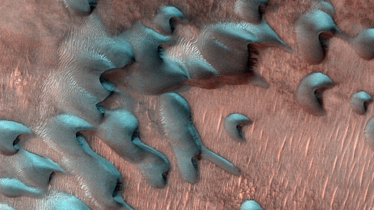 NASA показала знімки засніженого Марсу