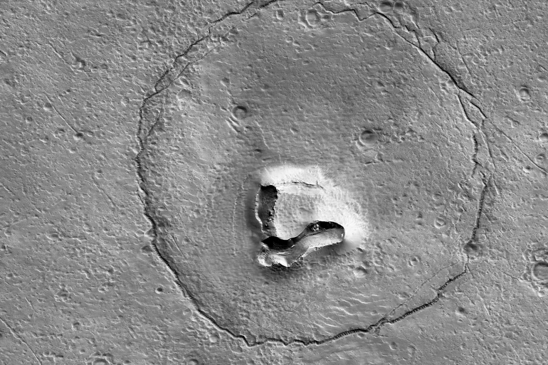 Ученые нашли на Марсе кратер в виде медведя (фото)