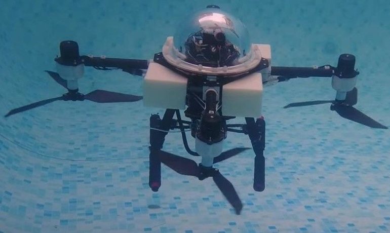 В Китае создали квадрокоптер, способный летать и плавать
