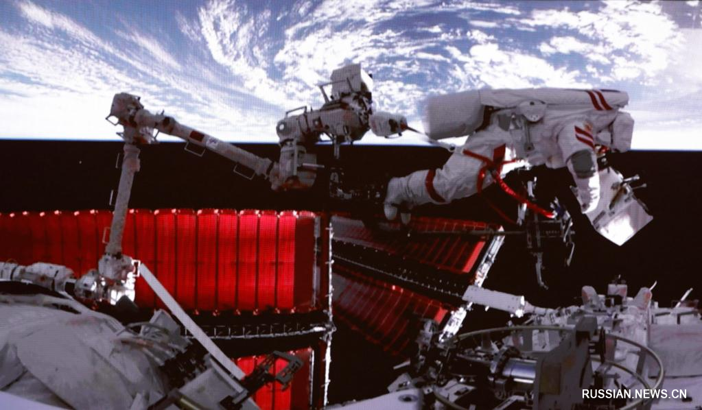 Китайські космонавти провели 7 годин у відкритому космосі