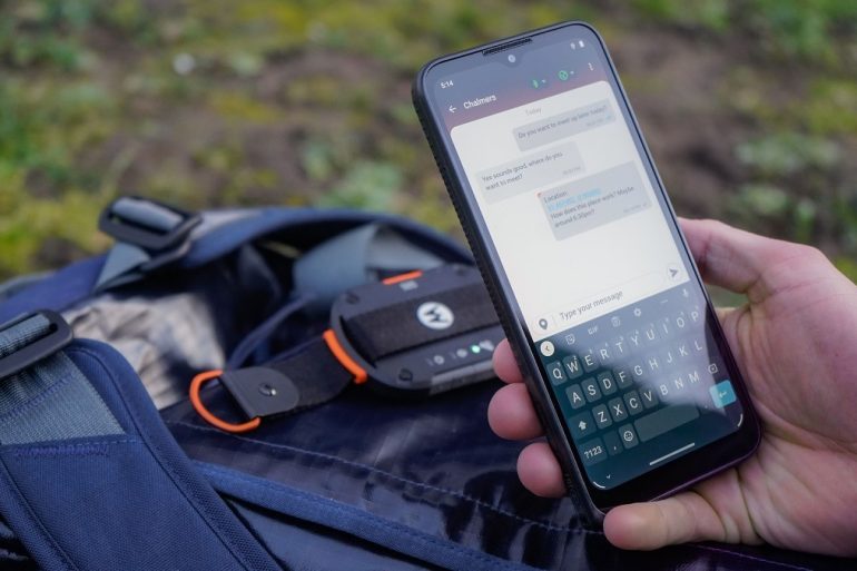 Motorola выпустила брелок, позволяющий любому смартфону использовать спутниковую связь