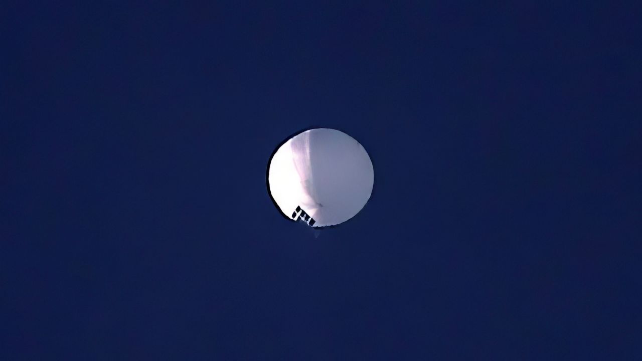 Над США помітили гігантську повітряну кулю. Пентагон заявив, що його запустила розвідка Китаю (фото)