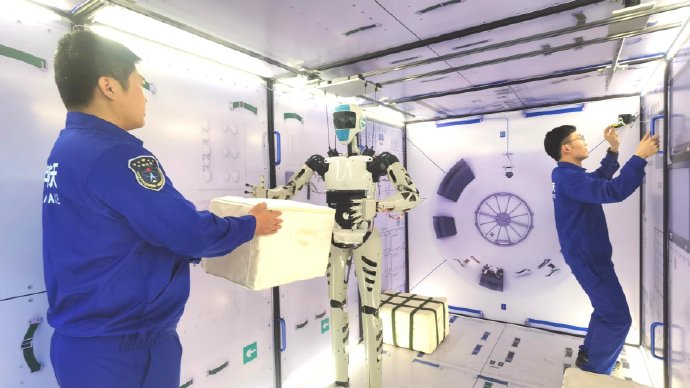 У Китаї створили робота-гуманоїда, який допомагатиме астронавтам на космічній станції