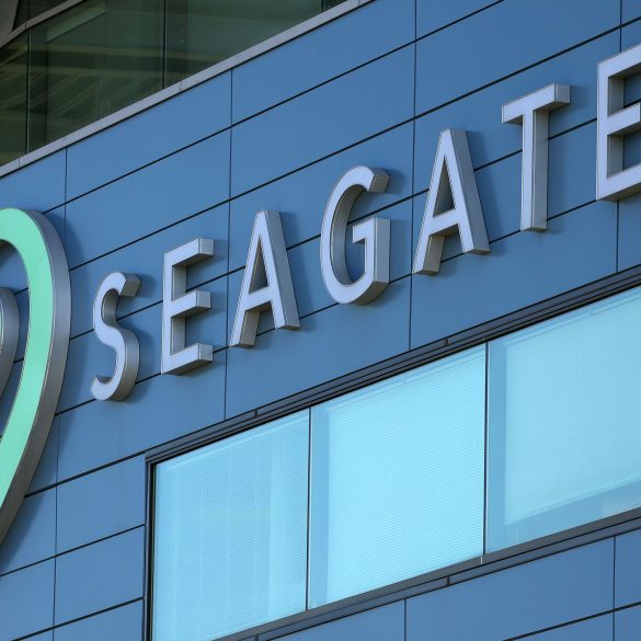 Seagate начала продажу жестких дисков с рекордной емкостью - более 30 ТБ