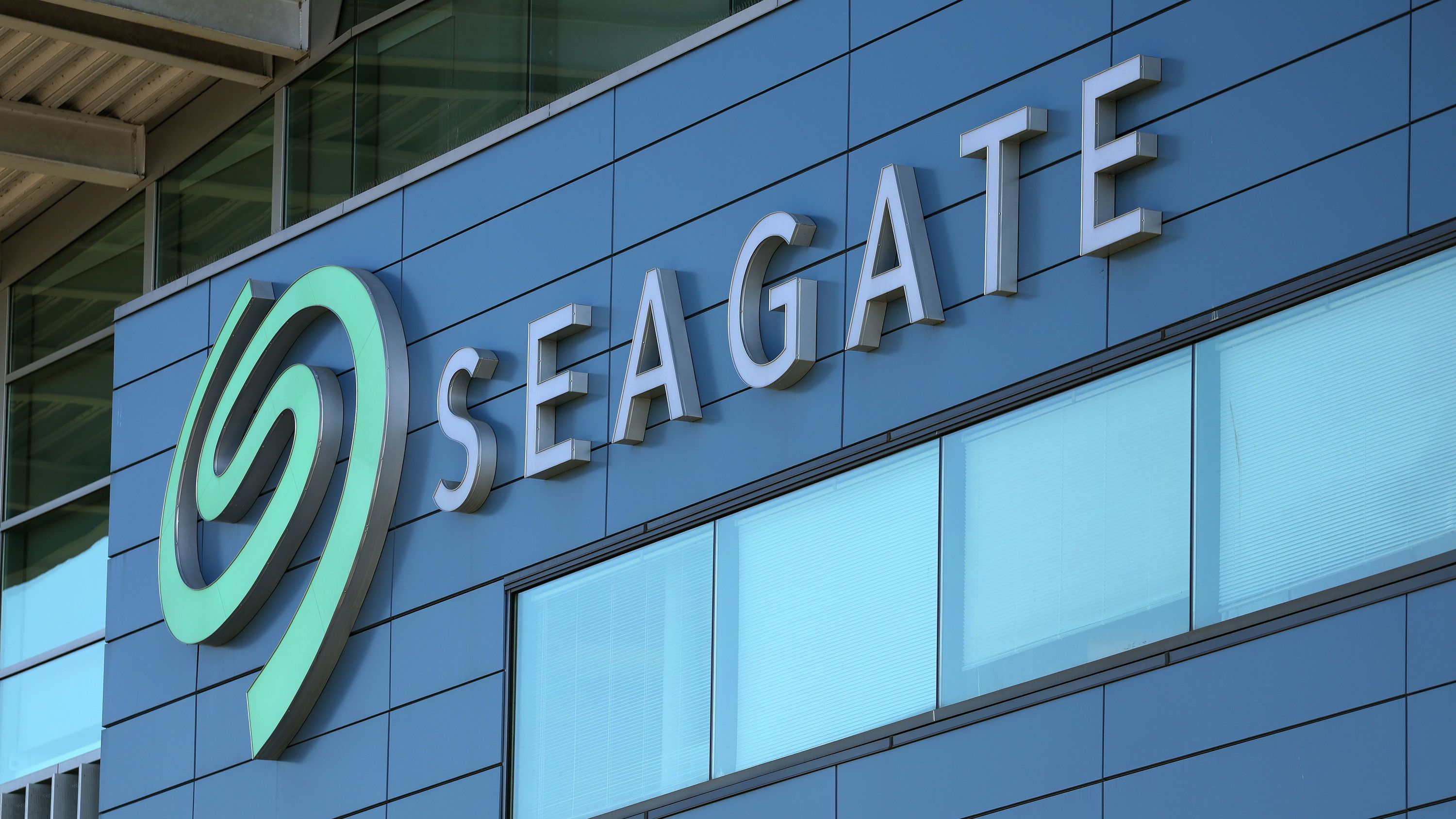 Seagate начала продажу жестких дисков с рекордной емкостью - более 30 ТБ