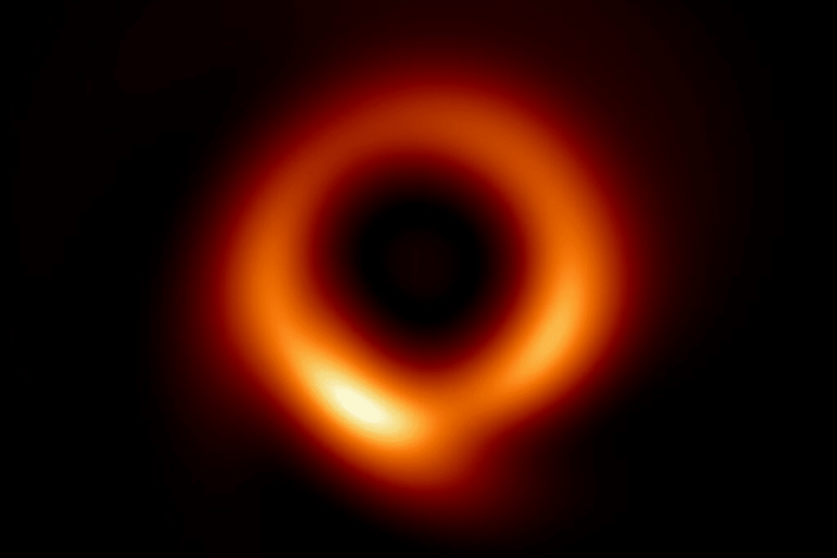 Вчені використали штучний інтелект для підвищення якості зображення чорної діри