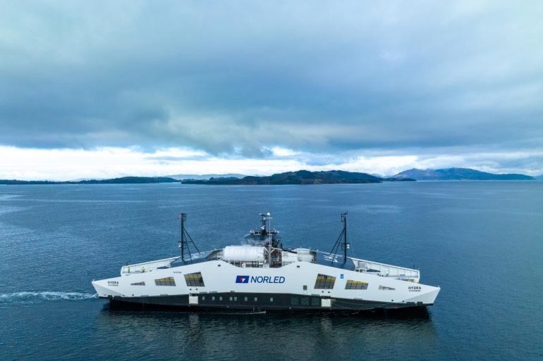 В Норвегии начал курсировать первый в мире паром на водородном топливе