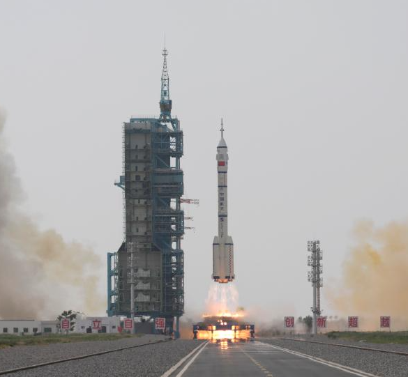 Китай успешно запустил космический корабль с тремя астронавтами к своей орбитальной станции