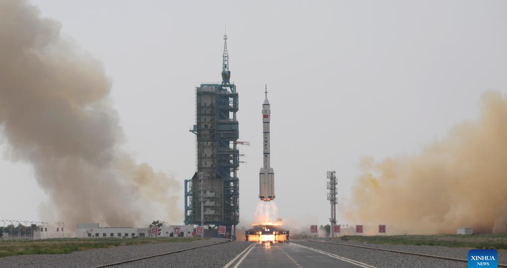 Китай успешно запустил космический корабль с тремя астронавтами к своей орбитальной станции