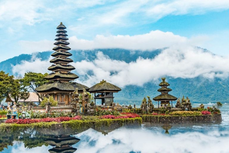 Власти Бали пригрозили туристам депортацией за использование криптовалют