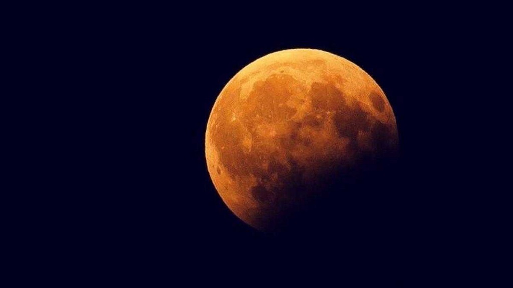 Сегодня украинцы смогут увидеть уникальное лунное затмение. В следующий раз оно повторится только через 20 лет