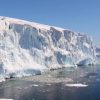 Крупнейший в мире айсберг раскололся на 6 частей