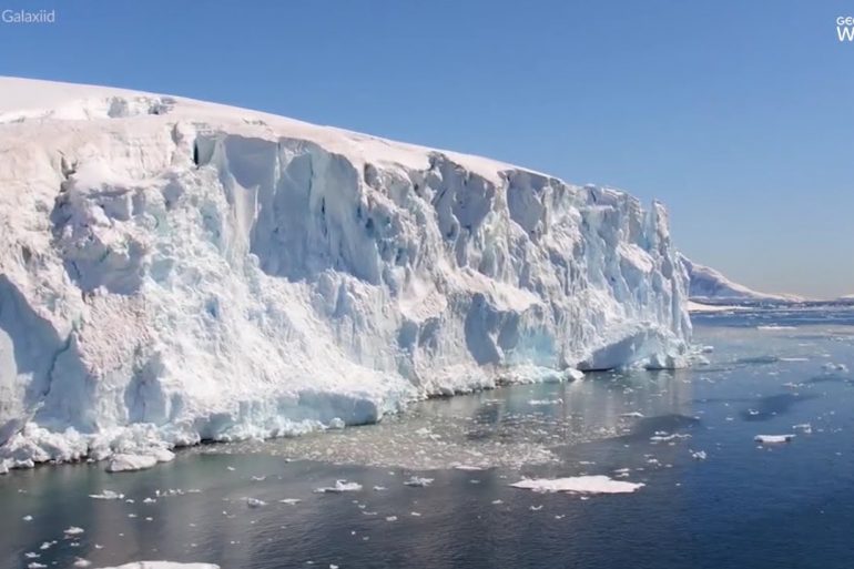 Крупнейший в мире айсберг раскололся на 6 частей