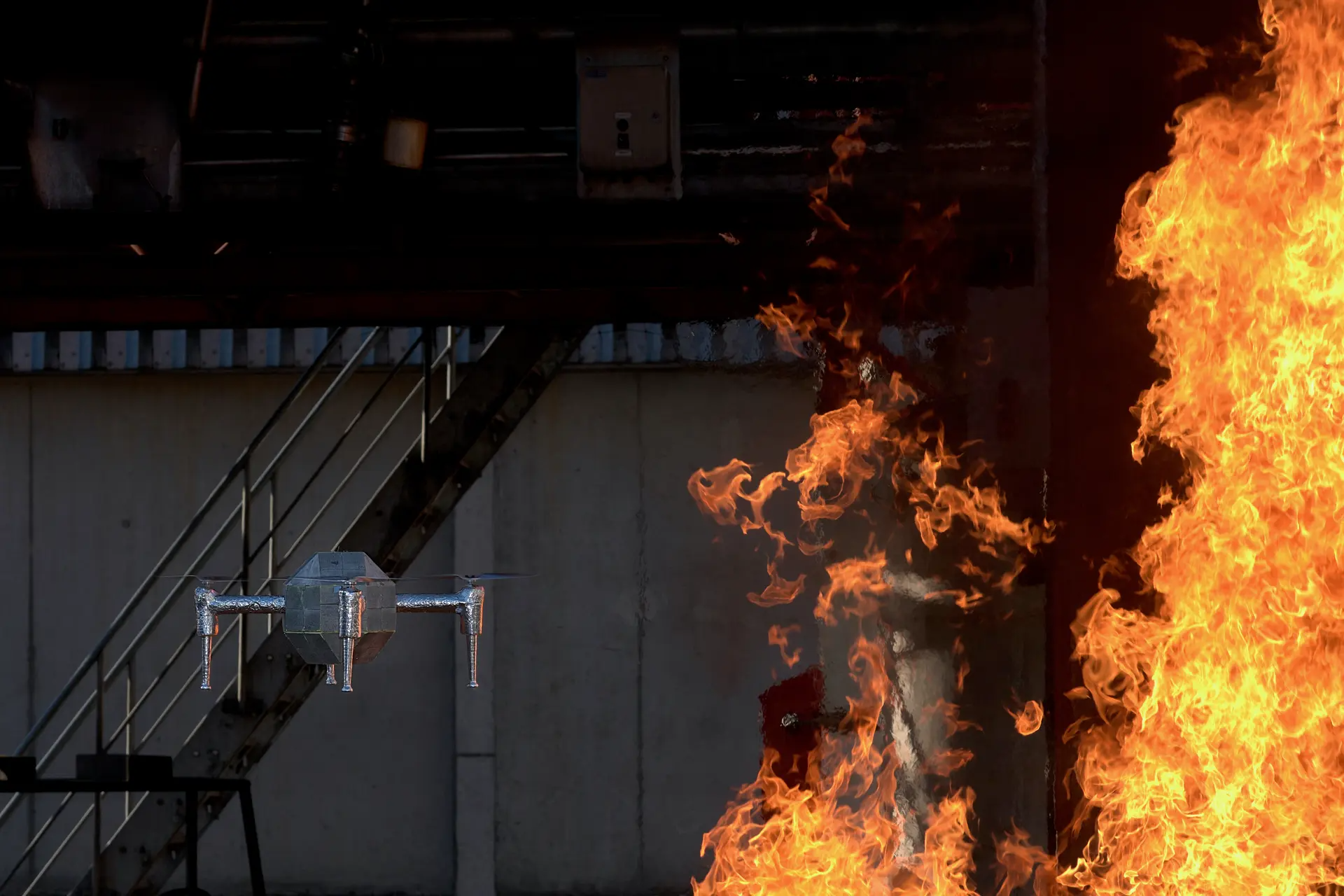 Британские ученые создали огнестойкий дрон, который поможет пожарным