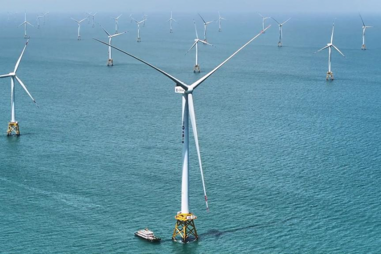 В Китае запустили первую в мире морскую ветровую электростанцию ​​