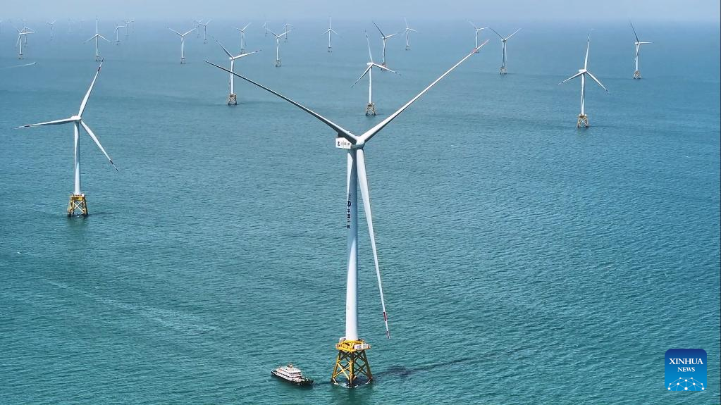 У Китаї запустили першу у світі морську вітрову електростанцію