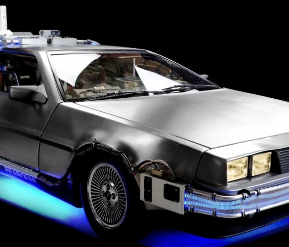 Знаменитую DeLorean DMC12 из фильма "Назад в будущее" продали на аукционе за $250 тысяч